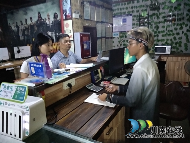 泸县玉蟾街道对辖区网吧开展突击检查(图2)