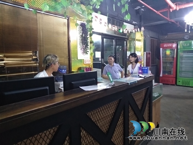 泸县玉蟾街道对辖区网吧开展突击检查(图3)