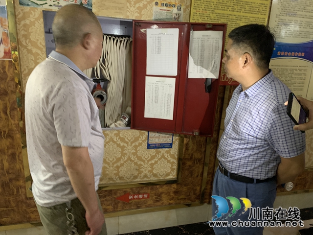 泸县玉蟾街道对辖区网吧开展突击检查(图6)