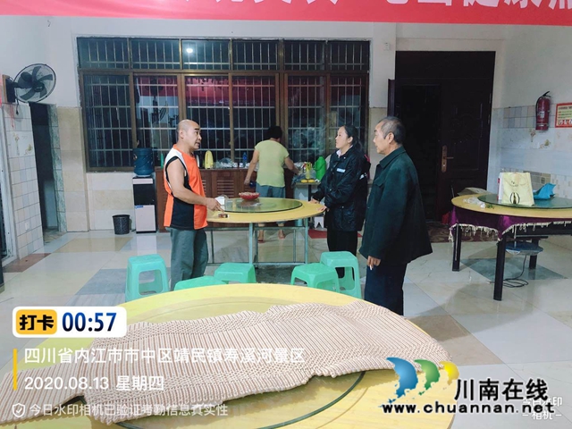 内江经开区靖民镇长安村：消除汛期安全隐患，网格员夜间冒雨出动巡查(图1)