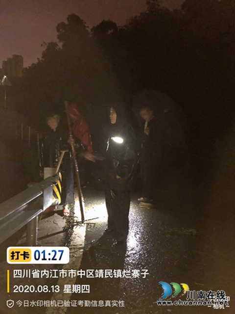 内江经开区靖民镇长安村：消除汛期安全隐患，网格员夜间冒雨出动巡查(图2)