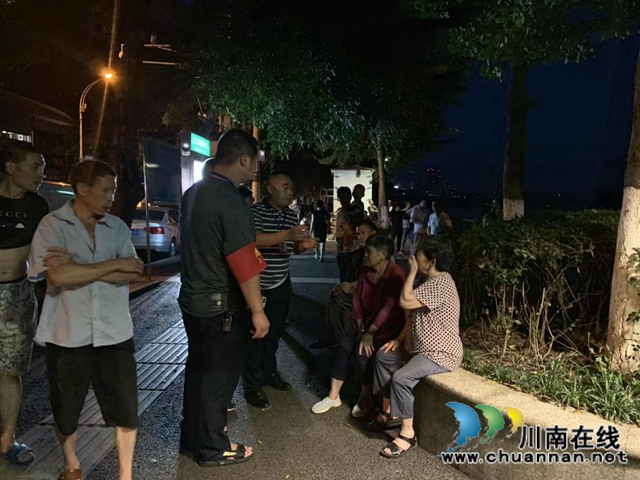 龙马潭区小市街道：迎战洪峰，我们在行动(图2)