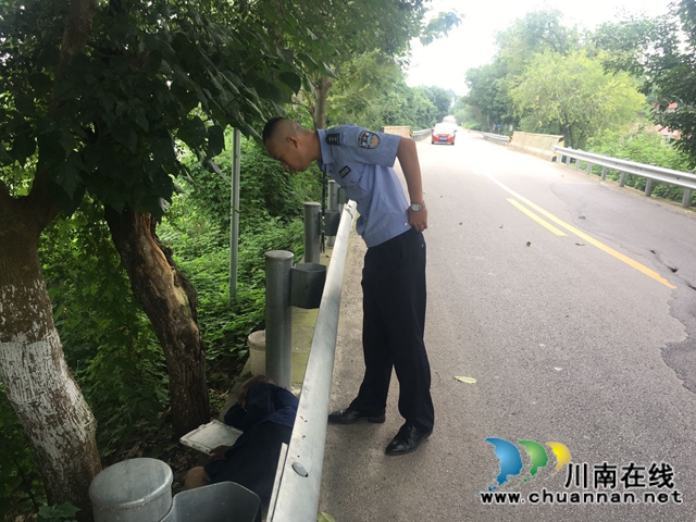 内江经开区靖民镇石坝村：巡逻遇见流浪老人，“警格”合作送老人回家