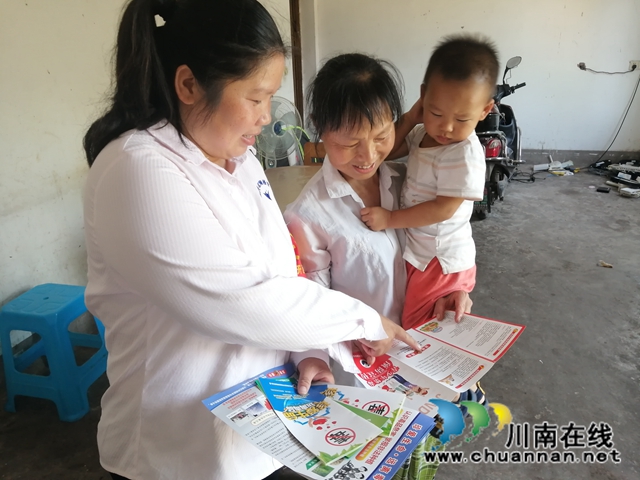 内江经开区靖民镇双塘村开展暑假禁毒宣传进农家活动(图1)