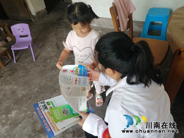 内江经开区靖民镇双塘村开展暑假禁毒宣传进农家活动(图2)