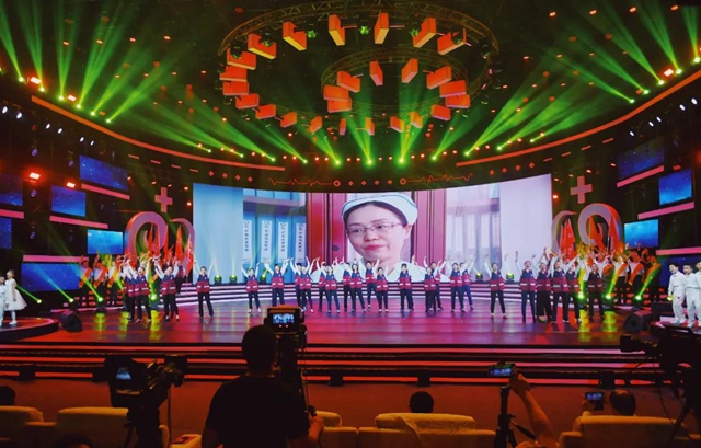 【大美医者】她用娇小的身躯点亮希望之光！(图3)