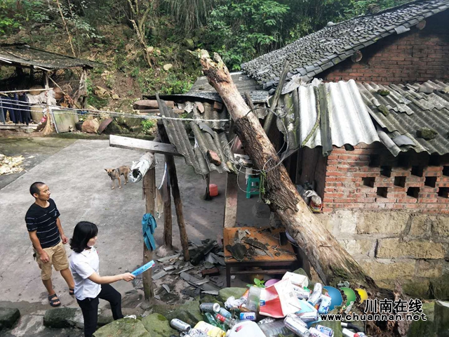 内江经开区靖民镇凉风社区：“汛”速行动，网格员争当隐患排查“先锋”