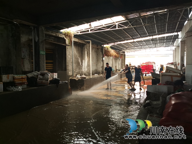 洪峰过后，泸县海潮镇打响“水退人进”的清淤大战(图2)