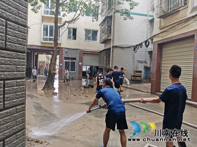 洪峰过后，泸县海潮镇打响“水退人进”的清淤大战(图9)