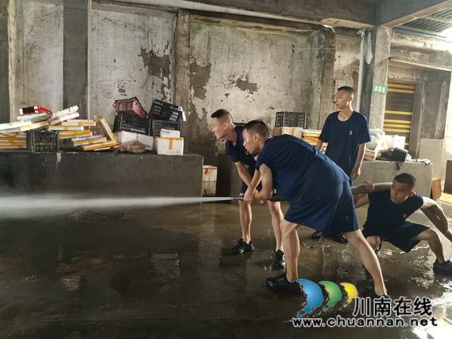 洪峰过后，泸县海潮镇打响“水退人进”的清淤大战(图13)