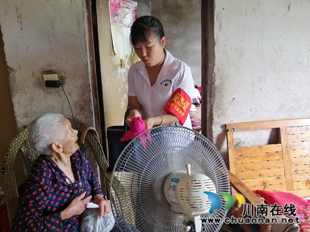 内江经开区靖民镇双塘村：“网格贴心人”走进农家送温暖