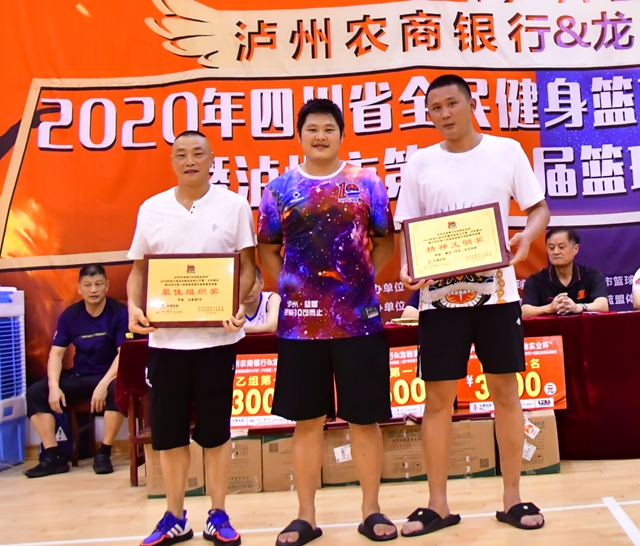 泸州市第14届篮球俱乐部联赛常规赛圆满结束(图4) 泸州市第14届篮球俱乐部联赛常规赛圆满结束(图4)