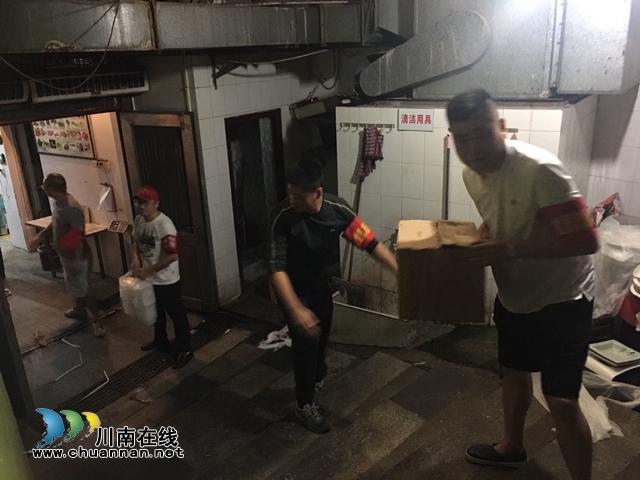 龙马潭区红星街道：积极应对第二轮洪锋过境(图2)