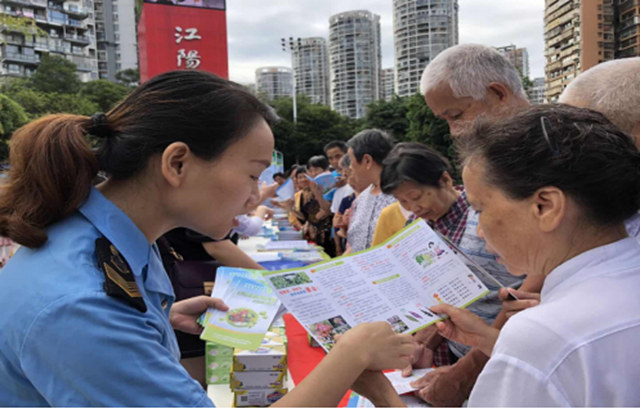 泸州开展2020年食品安全宣传周集中宣传活动(图3)