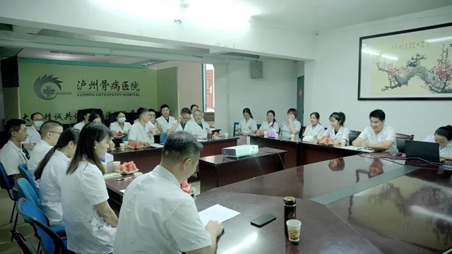致敬中国医师节 | “弘扬抗疫精神，护佑人民健康”