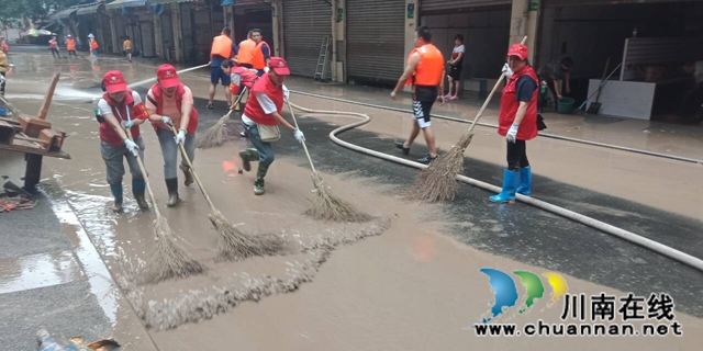 龙马潭区小市街道合道街社区组织党员志愿者开展灾后清淤工作