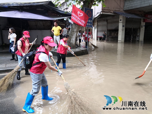 龙马潭区小市街道合道街社区组织党员志愿者开展灾后清淤工作(图2)