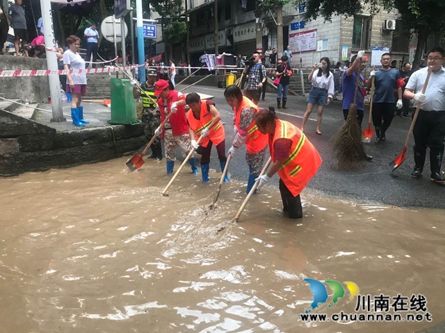 龙马潭区小市街道：洪峰刚过，火速开展灾后恢复工作
