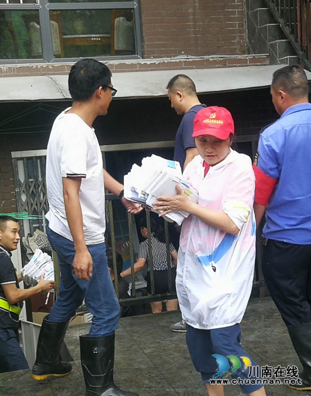 龙马潭区红星街道：初心，在抗洪一线绽放(图3)