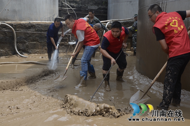 洪水退我们不退！泸县太伏镇党员干部全力开展灾后清淤工作