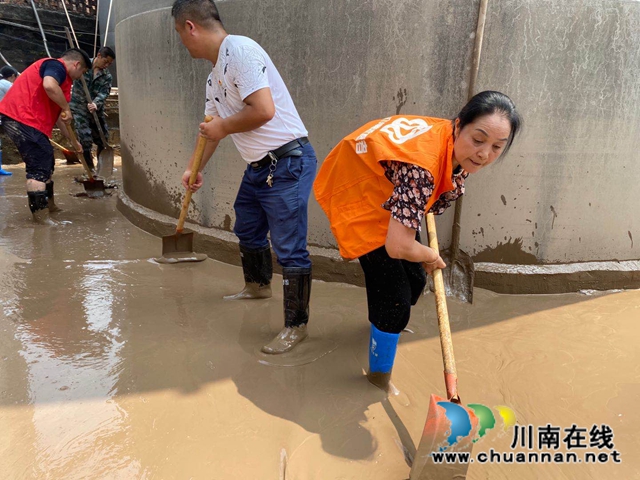 洪水退我们不退！泸县太伏镇党员干部全力开展灾后清淤工作(图8)