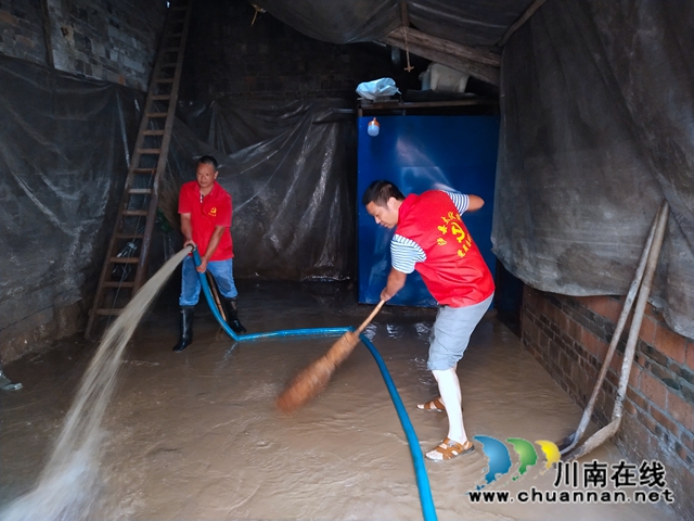 洪水退我们不退！泸县太伏镇党员干部全力开展灾后清淤工作(图3)