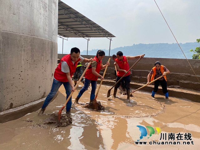 洪水退我们不退！泸县太伏镇党员干部全力开展灾后清淤工作(图6)