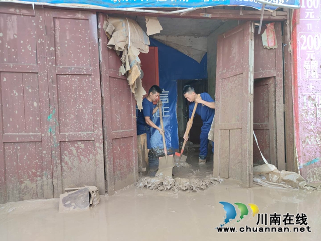 洪水退我们不退！泸县太伏镇党员干部全力开展灾后清淤工作(图11)