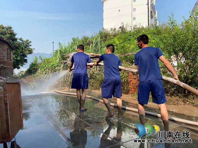洪水退我们不退！泸县太伏镇党员干部全力开展灾后清淤工作(图14)