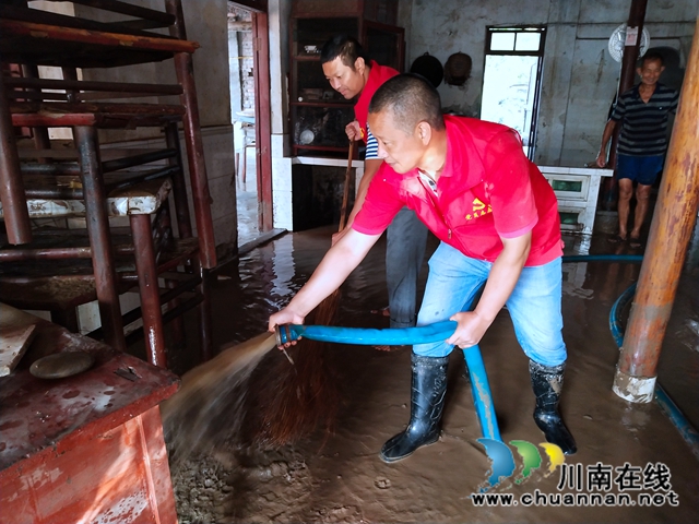 洪水退我们不退！泸县太伏镇党员干部全力开展灾后清淤工作(图19)