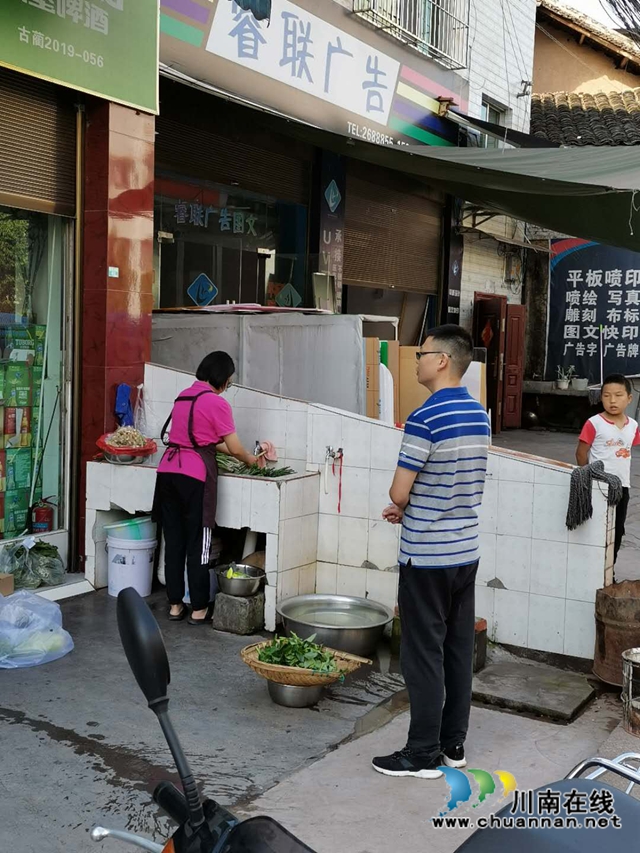 古蔺县检察院到包保区域开展“文明餐桌”宣传活动