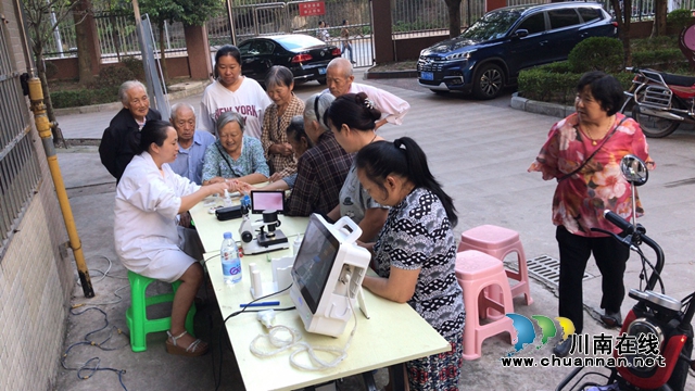 内江经开区靖民镇双雁社区开展居民免费健康体检活动