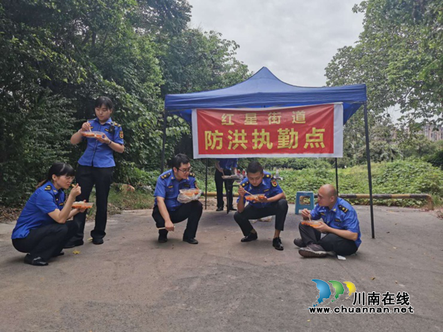 龙马潭区综合行政执法局：防汛抗洪担使命，筑牢安全 “防护墙”(图2)