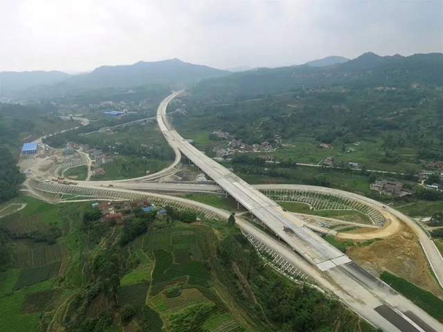 成宜高速累计完成投资176.66亿元(图2) 成宜高速累计完成投资176.66亿元(图2)