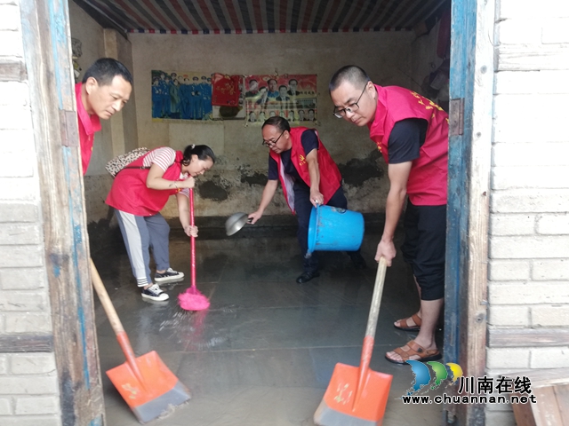 泸县太伏镇：洪水退去，他们留下一幅幅彩色风景！(图2)