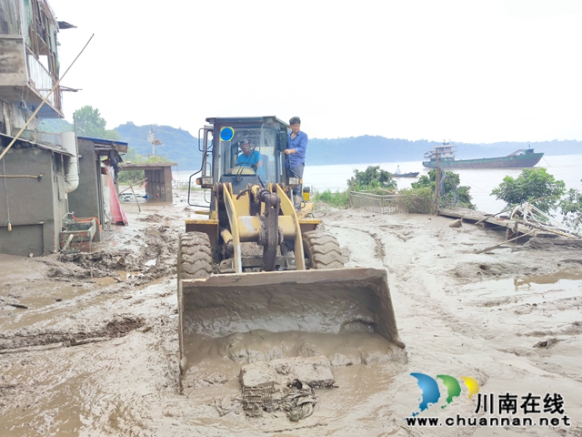 泸县太伏镇：连续作战 清淤在行动(图3)