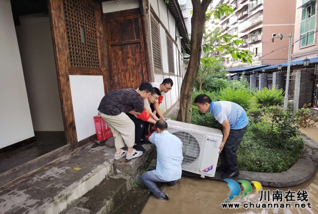 龙马潭法院：抗洪减灾中，那一抹“闪亮”的”法院灰”(图2)