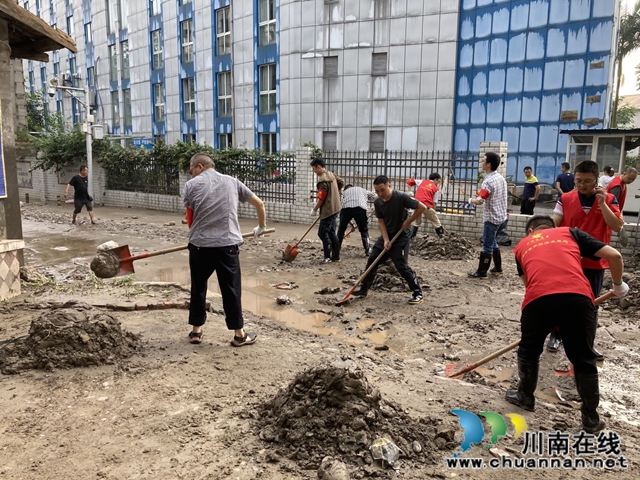 龙马潭法院：抗洪减灾中，那一抹“闪亮”的”法院灰”(图6)