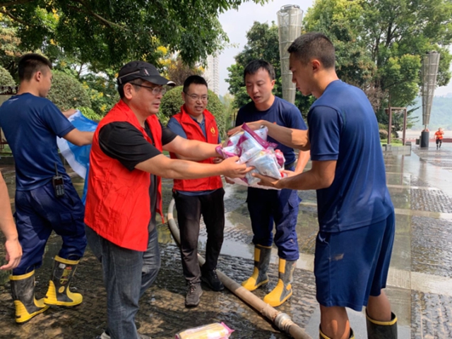 泸州市江阳区新联会会员慰问一线清淤志愿者(图2)