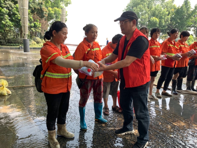 泸州市江阳区新联会会员慰问一线清淤志愿者(图4)