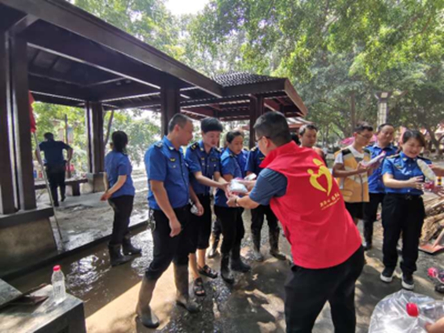 泸州市江阳区新联会会员慰问一线清淤志愿者(图5)