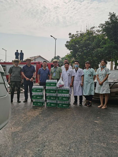 泸州市江阳区新联会会员慰问一线清淤志愿者(图7)