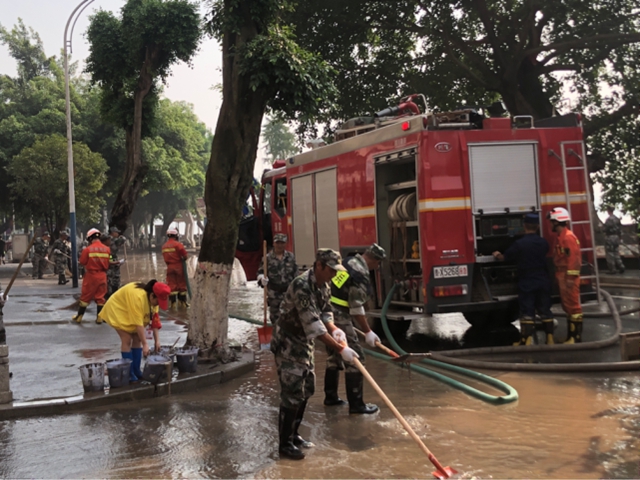 泸州市江阳区新联会会员慰问一线清淤志愿者(图8)