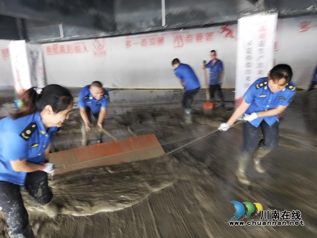 江阳区北城街道：为了美丽滨江路，城管奋战清淤第一线(图2)