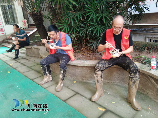 泸州：洪峰过境后的工会人(图2)