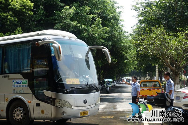 泸州:清淤守卡点 有我警盾抗洪抢险!(图15) 泸州:清淤守卡点 有我警盾抗洪抢险!(图15)