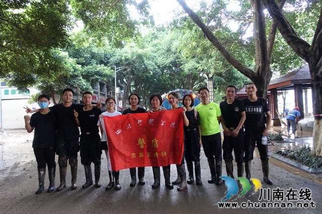 泸州:清淤守卡点 有我警盾抗洪抢险!(图1) 泸州:清淤守卡点 有我警盾抗洪抢险!(图1)