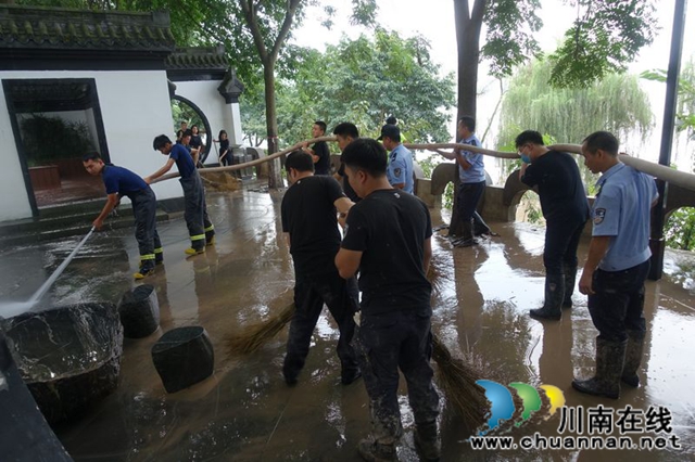 泸州:清淤守卡点 有我警盾抗洪抢险!(图2) 泸州:清淤守卡点 有我警盾抗洪抢险!(图2)