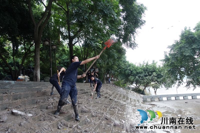 泸州:清淤守卡点 有我警盾抗洪抢险!(图5) 泸州:清淤守卡点 有我警盾抗洪抢险!(图5)