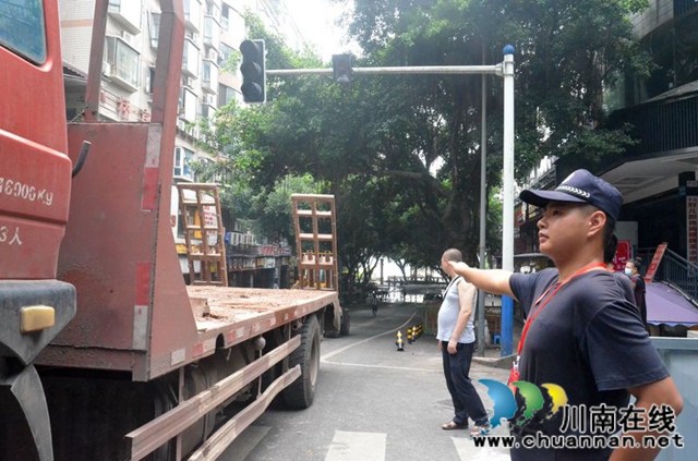 泸州:清淤守卡点 有我警盾抗洪抢险!(图9) 泸州:清淤守卡点 有我警盾抗洪抢险!(图9)